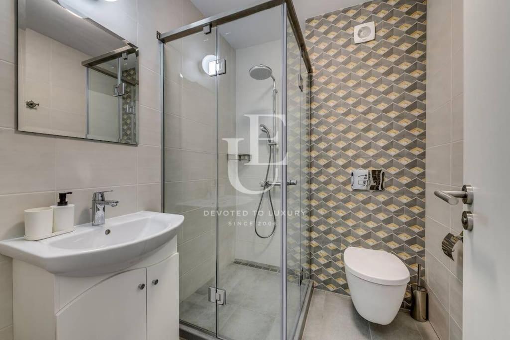 New York: A Spacious Modern Apartment With Parking София Екстериор снимка